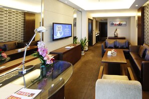 Desk, rollaway beds, free wired Internet - New Beacon Luguang International Hotel (Wuhan)