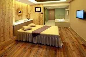 Desk, rollaway beds, free wired Internet - New Beacon Luguang International Hotel (Wuhan)