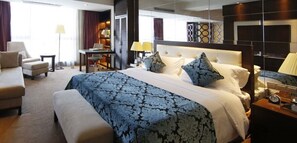 Desk, rollaway beds, free wired Internet - New Beacon Luguang International Hotel (Wuhan)