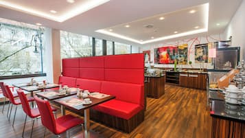 Päivittäinen buffetaamiainen (19 EUR per henkilö)