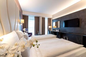 In-room safe, individually furnished, desk, blackout drapes - PLAZA Premium Berlin Kurfürstendamm (Berlin)