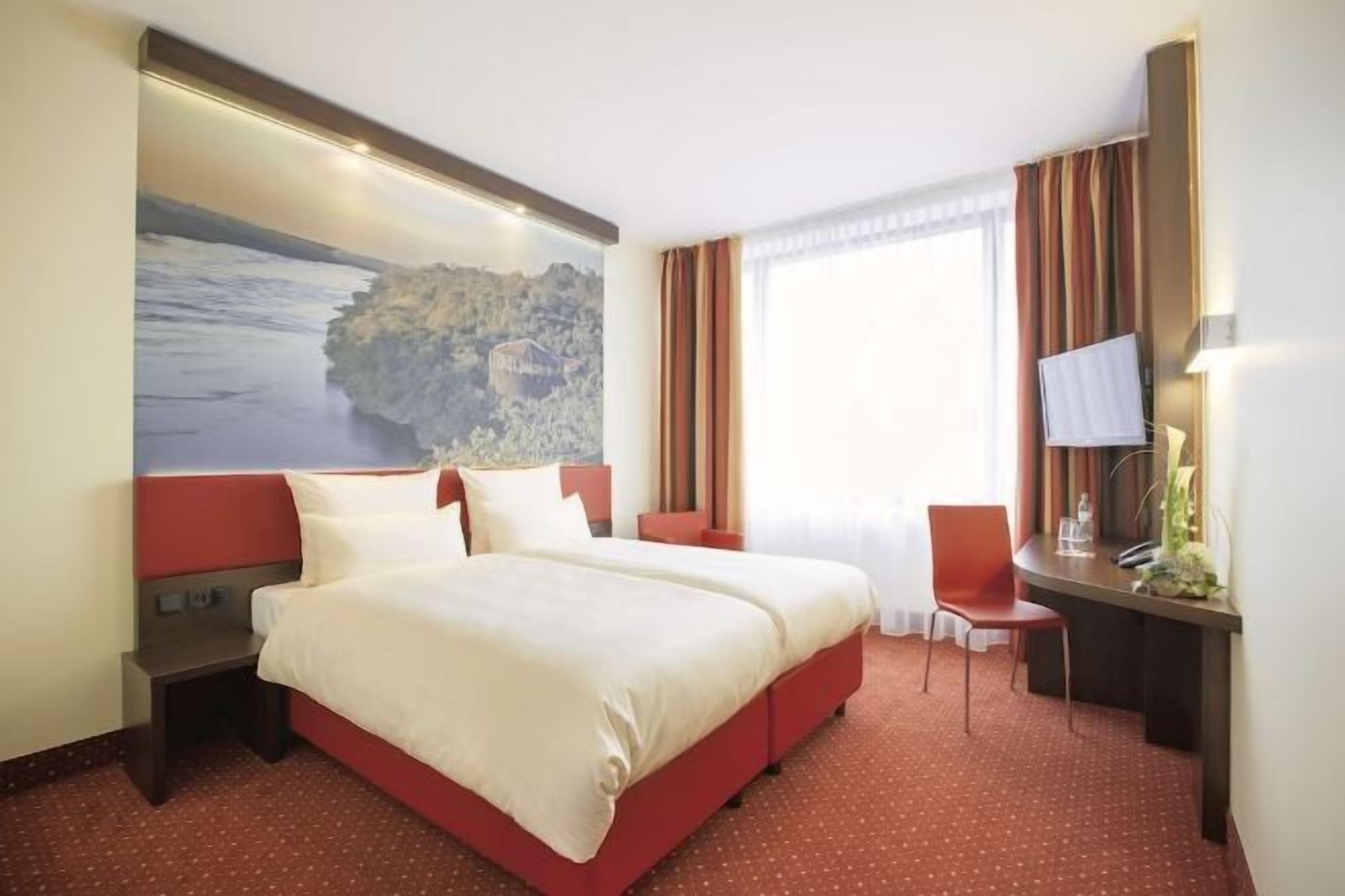 Caja de seguridad en la habitación, muebles diferentes y escritorio 