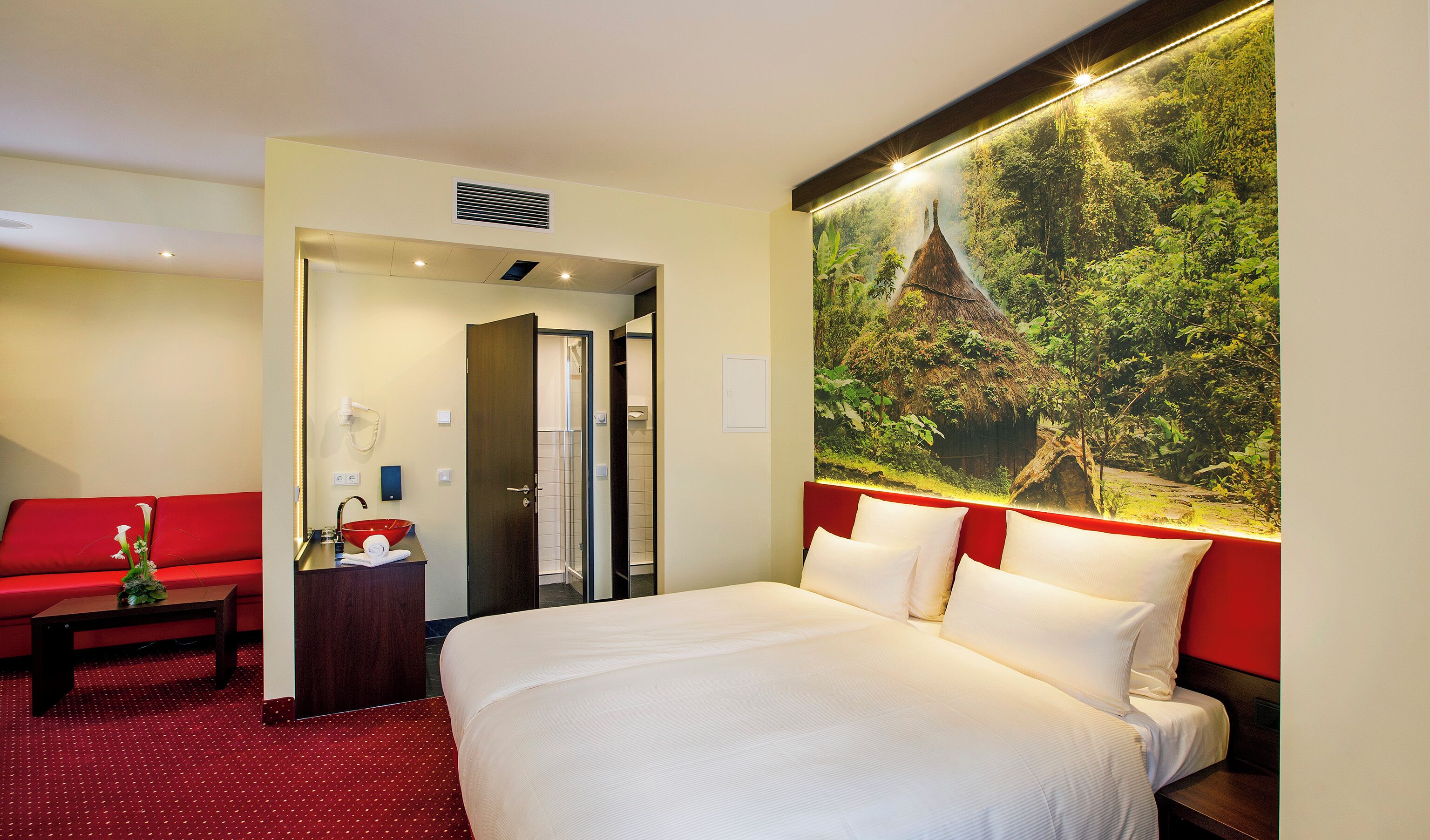 Junior suite | Een kluis op de kamer, individueel gemeubileerd, een bureau