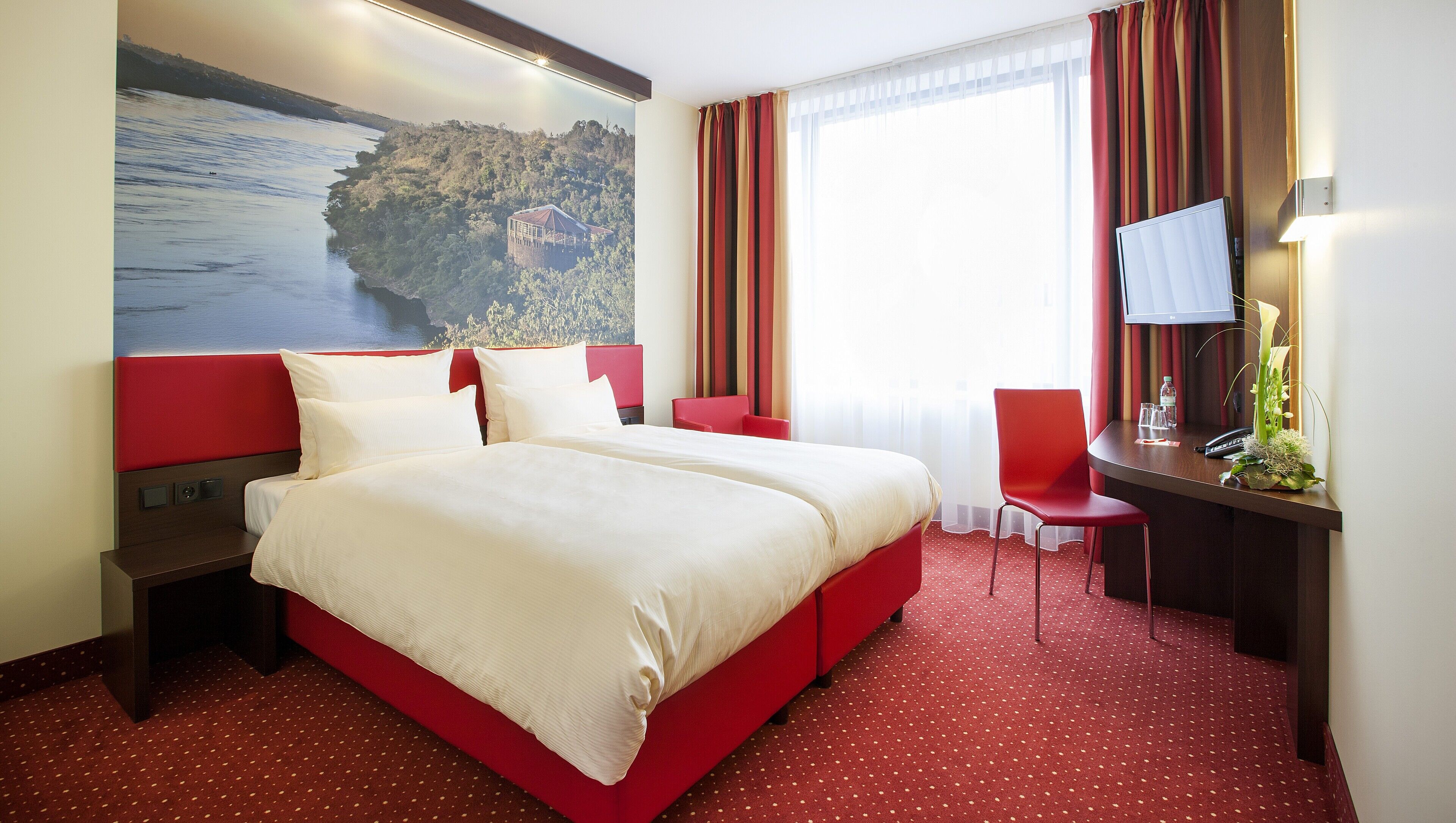 Comfort tweepersoonskamer | Een kluis op de kamer, individueel gemeubileerd, een bureau