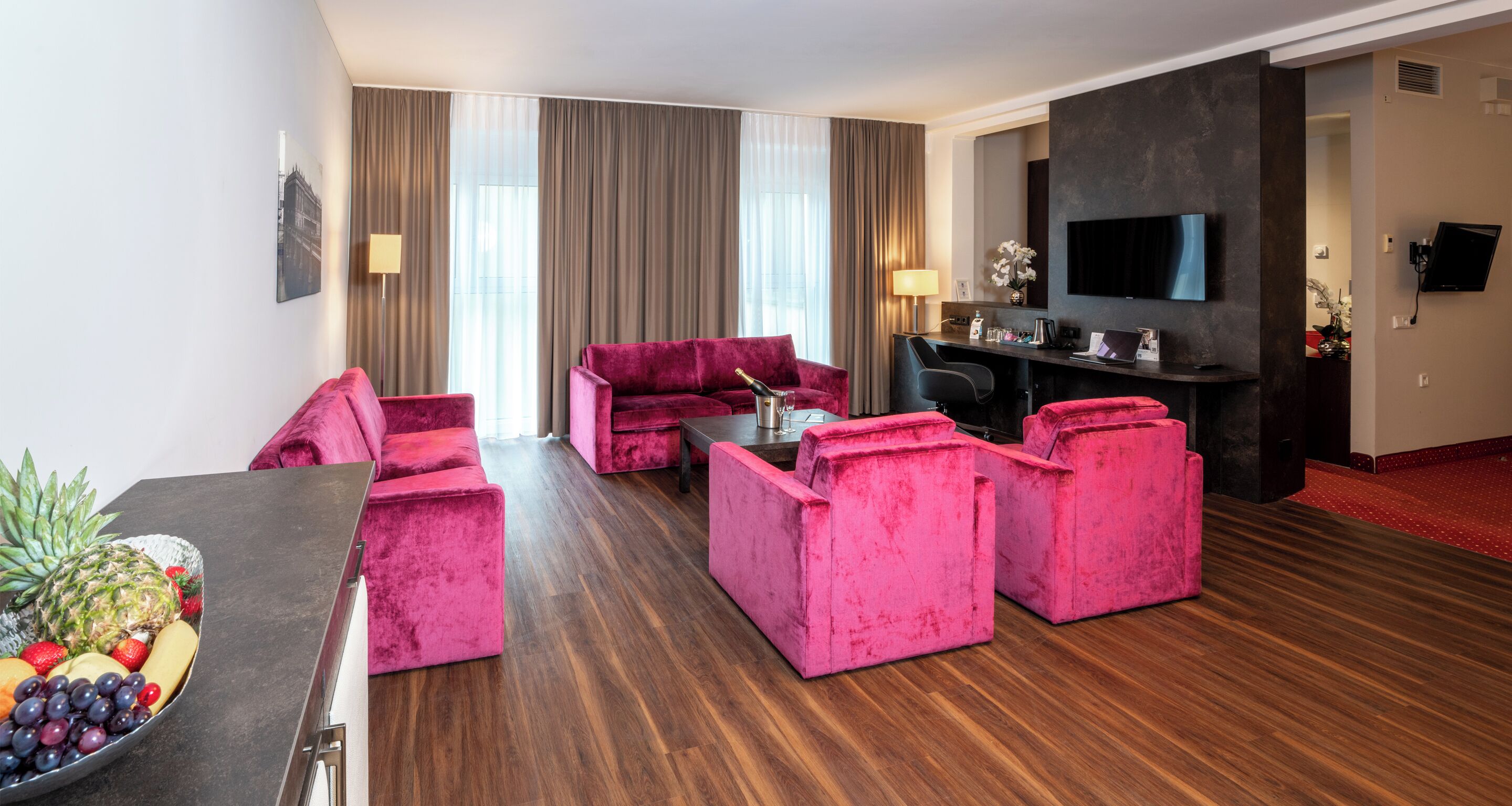 Suite | Living area | 43-inch flat-screen TV with cable channels, TV