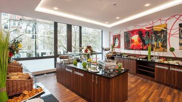 Tägliches Frühstücksbuffet (19 EUR pro Person)