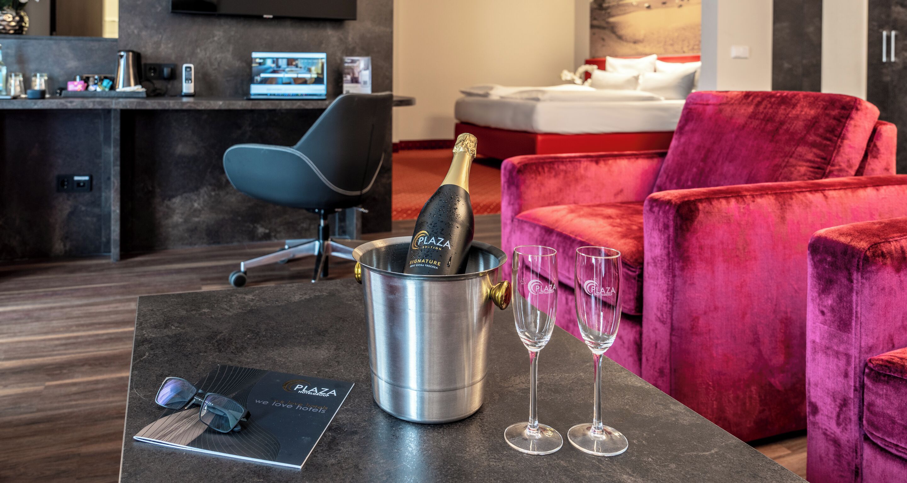 Suite | Woonruimte | Een 43-inch flatscreentelevisie met kabelzenders en een televisie