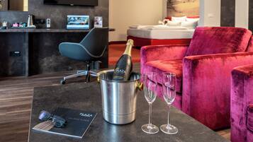 Suite | Wohnbereich | 43-Zoll-Flachbildfernseher mit Kabelempfang, Fernseher