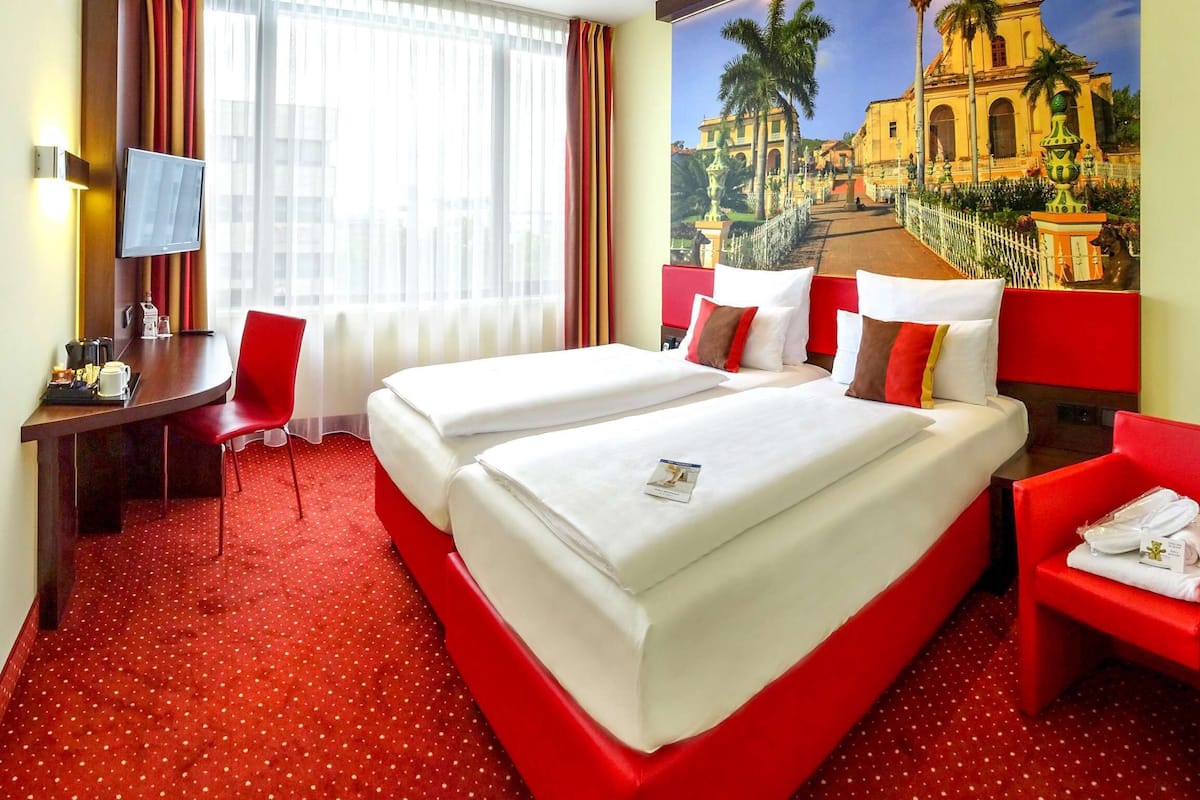 Kamar Comfort, 1 Tempat Tidur Double | Brankas, dilengkapi dengan perabotan berbeda-beda, dan meja kerja