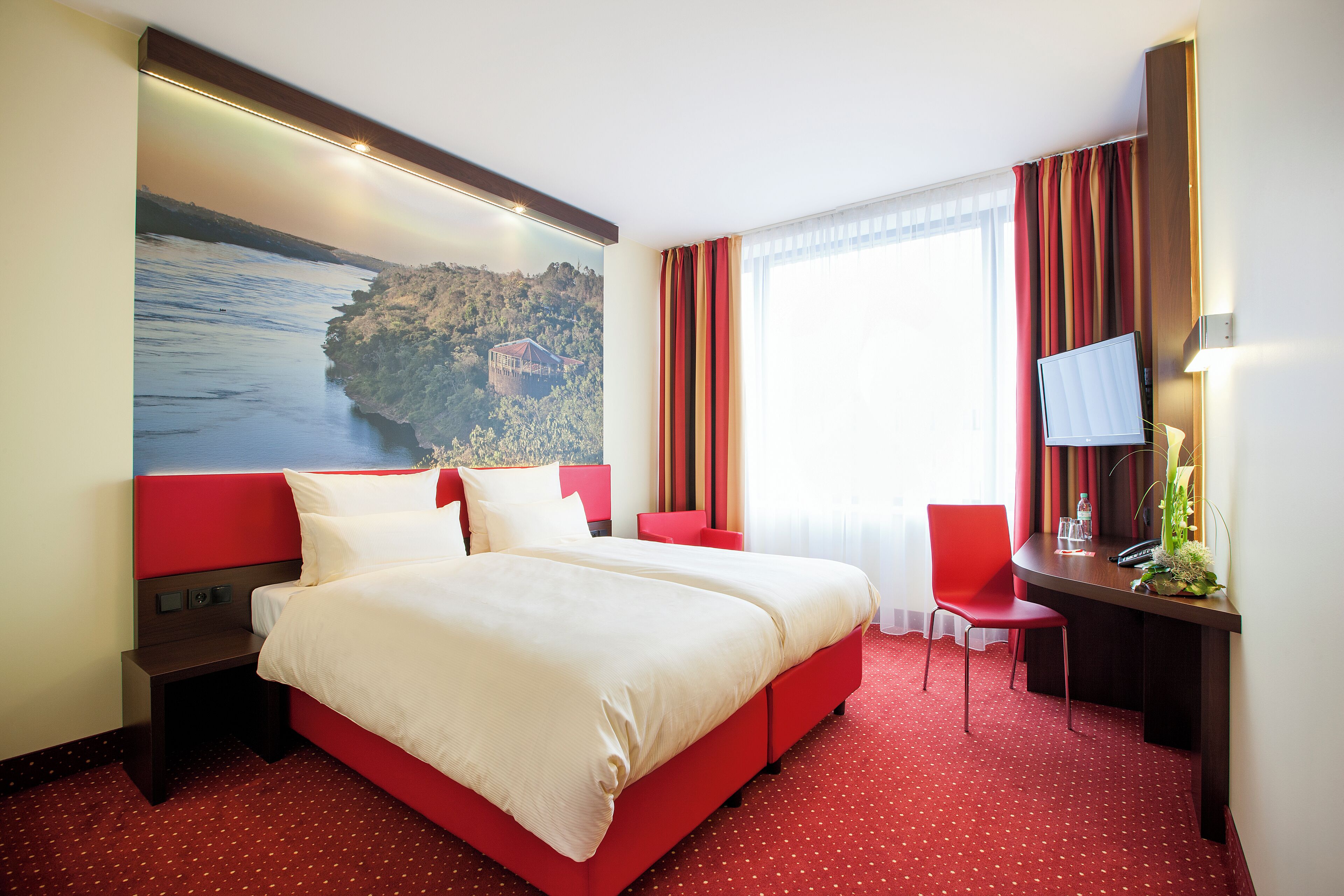 Comfort eenpersoonskamer | Een kluis op de kamer, individueel gemeubileerd, een bureau