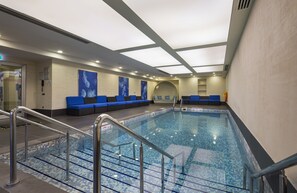 Una piscina cubierta