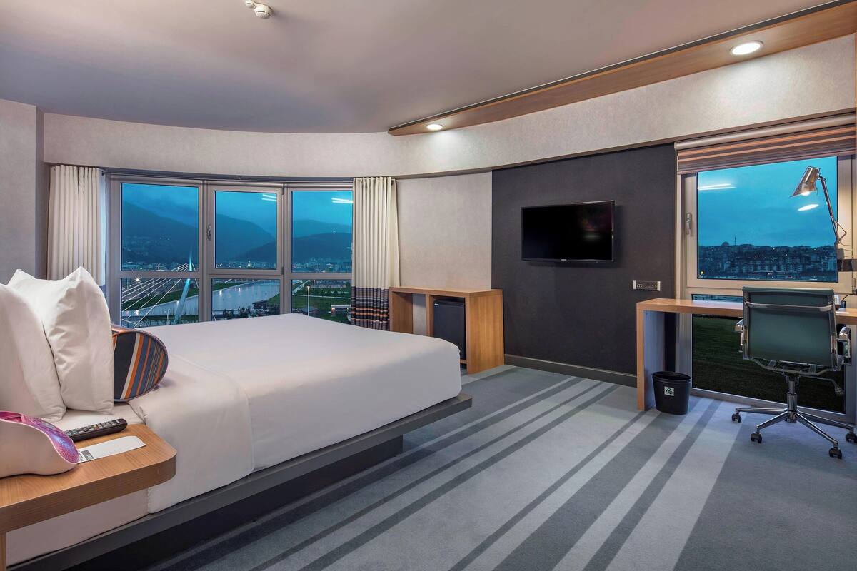 room, 1 king bed, non smoking | 1 bedroom, minibar, in-room safe, desk