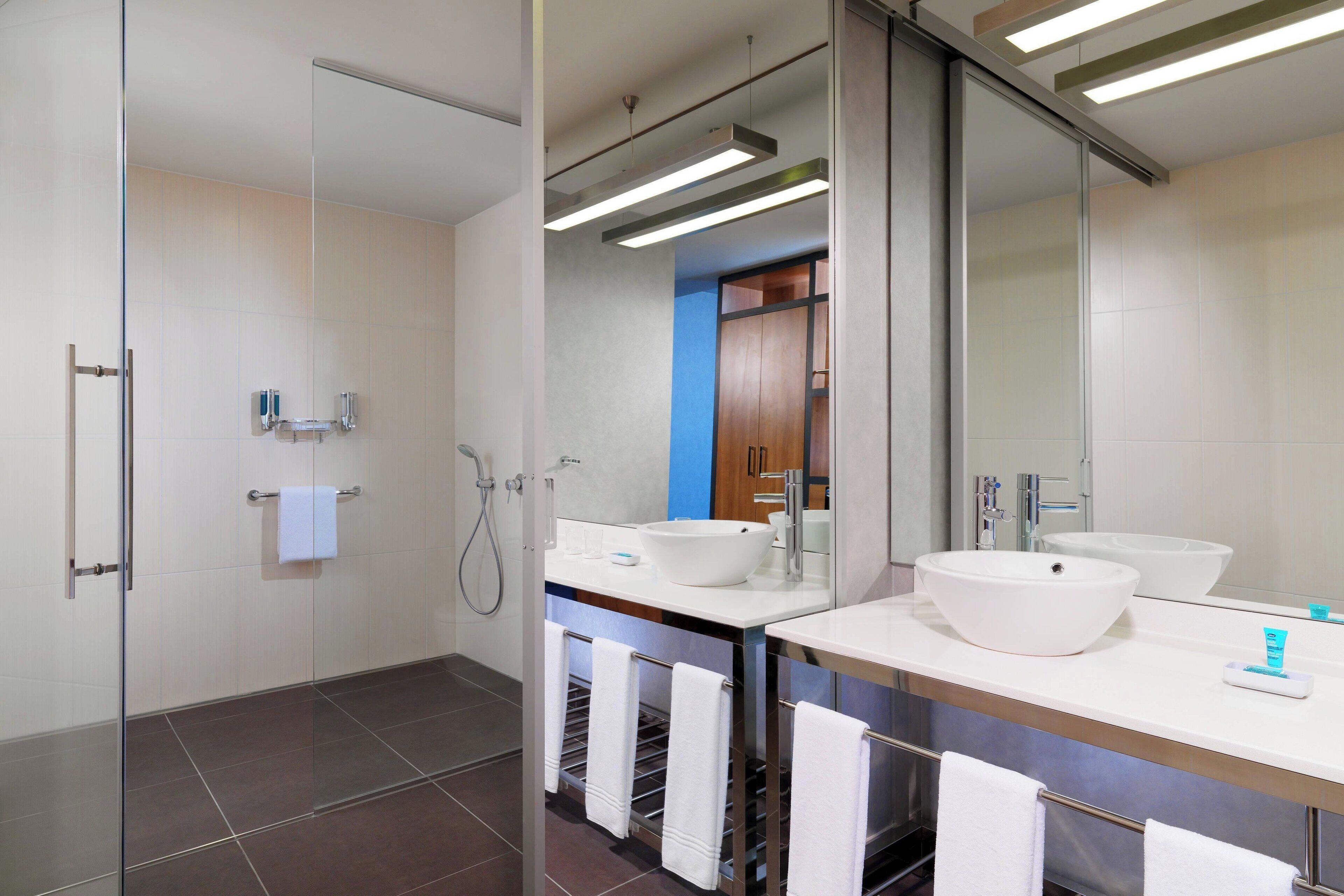 room, 1 king bed, non smoking | bathroom | shower, rainfall showerhead, hair dryer, towels