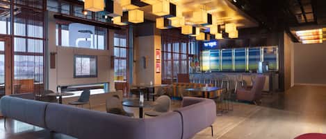 2 bars/lounges, cocktail bar