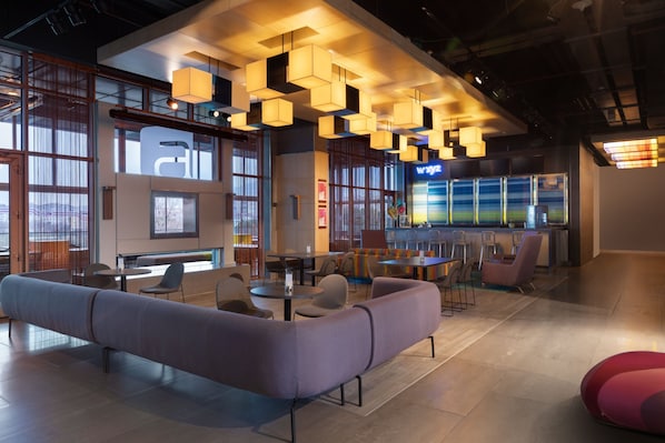 2 bars/lounges, cocktail bar