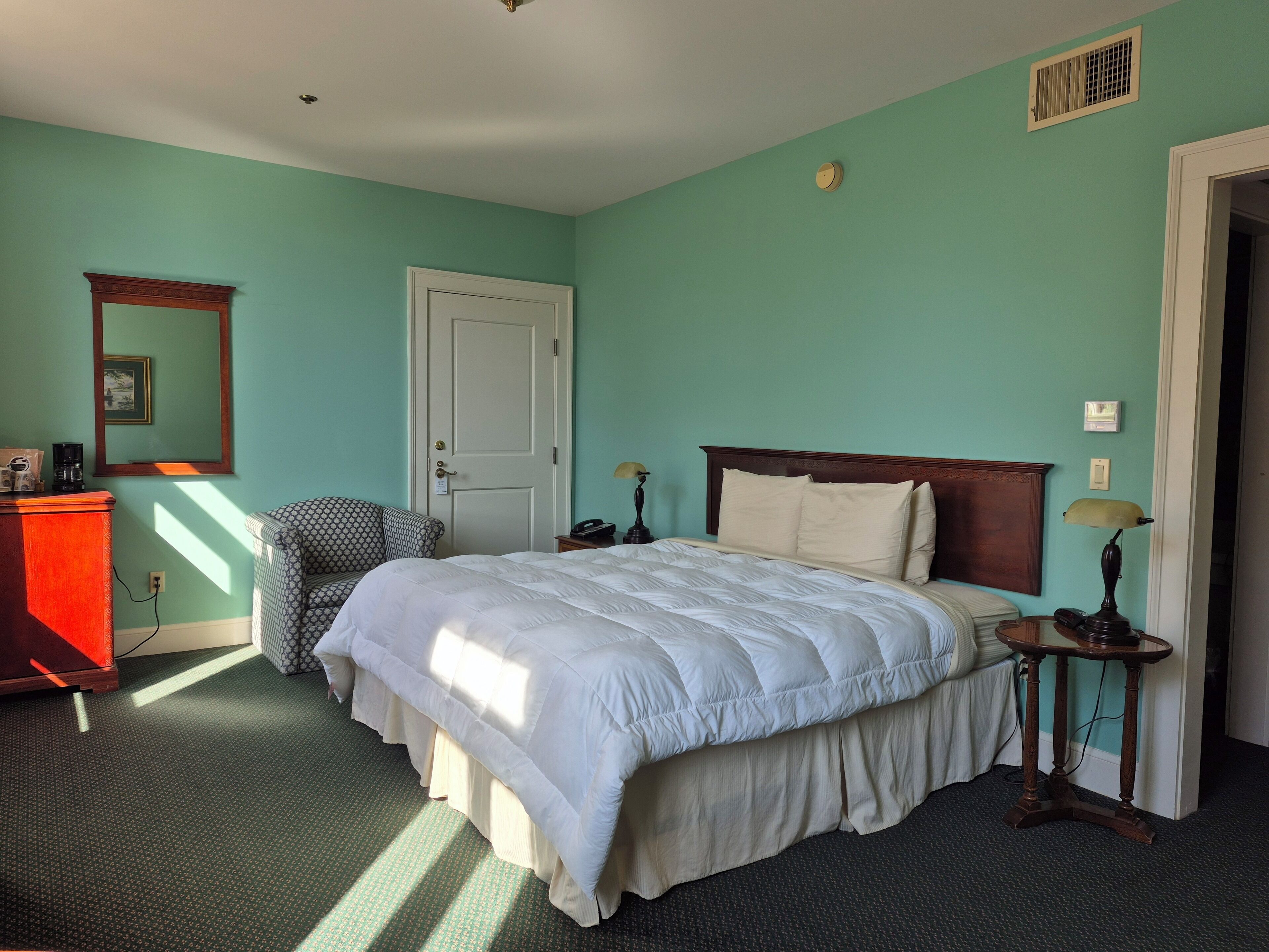 Standardrum - 1 kingsize-säng | Mörkläggningsgardiner, strykjärn/strykbräda, gratis wi-fi och sängkläder