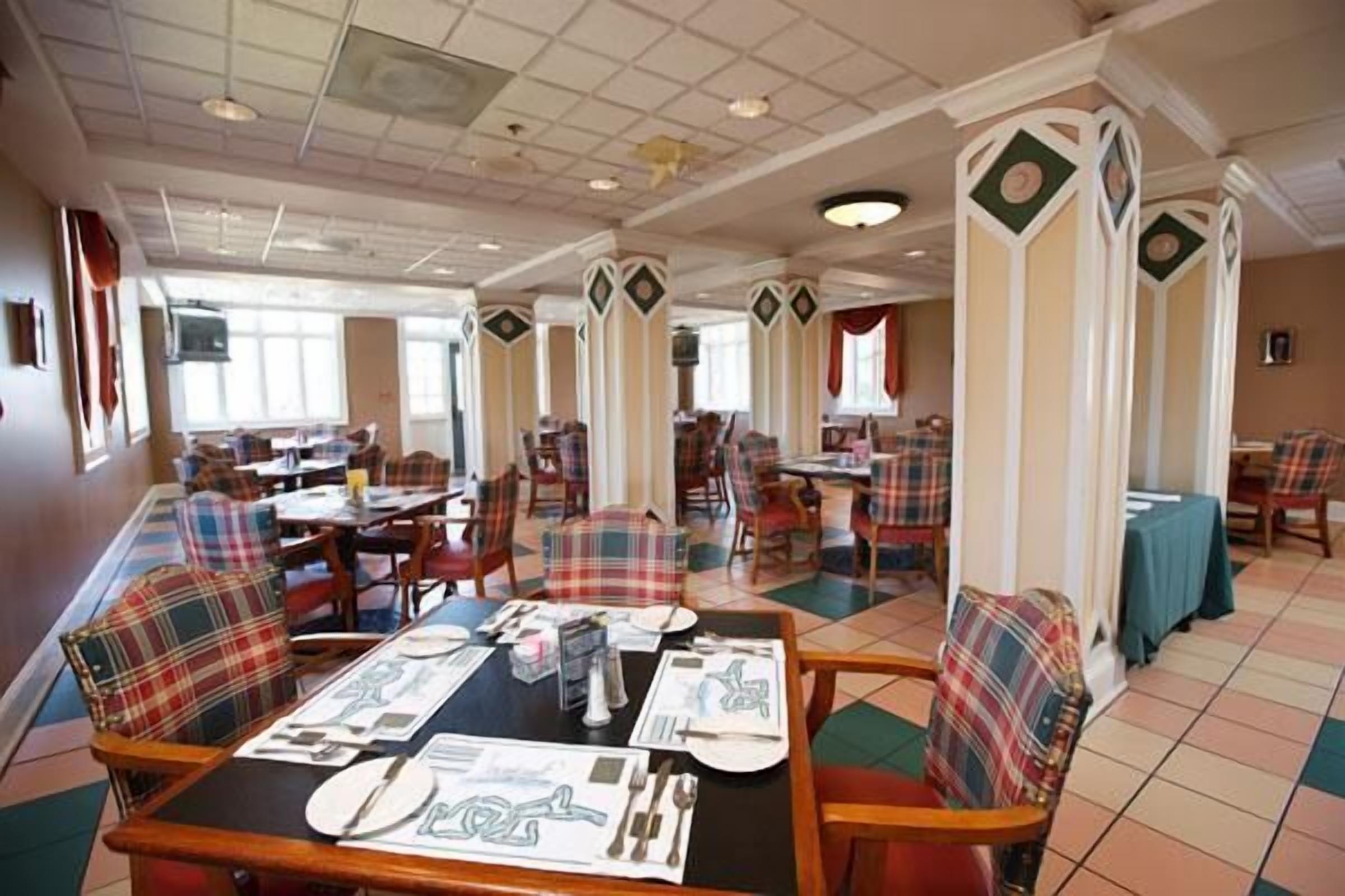 3 restaurants, dinner served