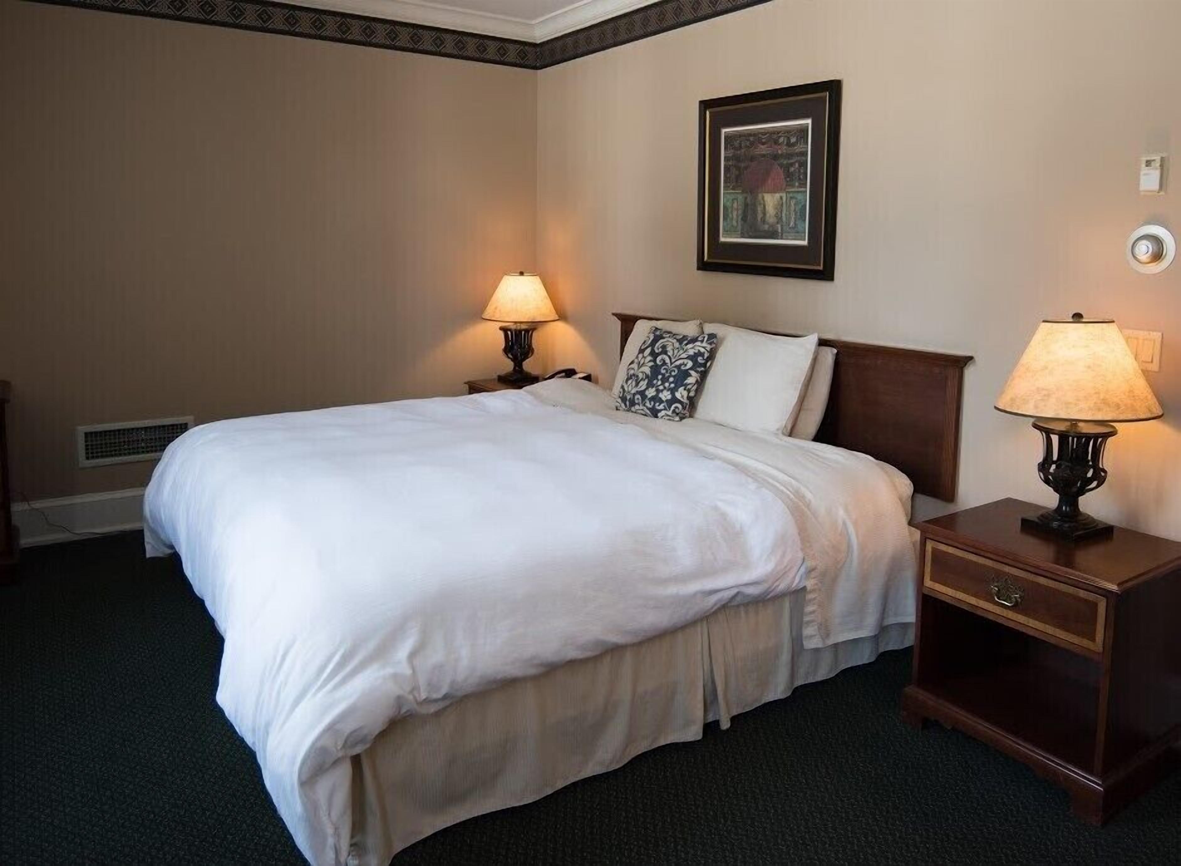 standard room, 1 king bed | 1 bedroom, blackout curtains, iron/ironing board, free wifi