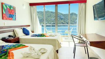 Deluxe-Vierbettzimmer, Meerblick | Zimmersafe, Verdunkelungsvorhänge, kostenloses WLAN, Bettwäsche