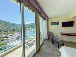 32-inch TV with cable channels - Bahía Taganga Hotel (Santa Marta)