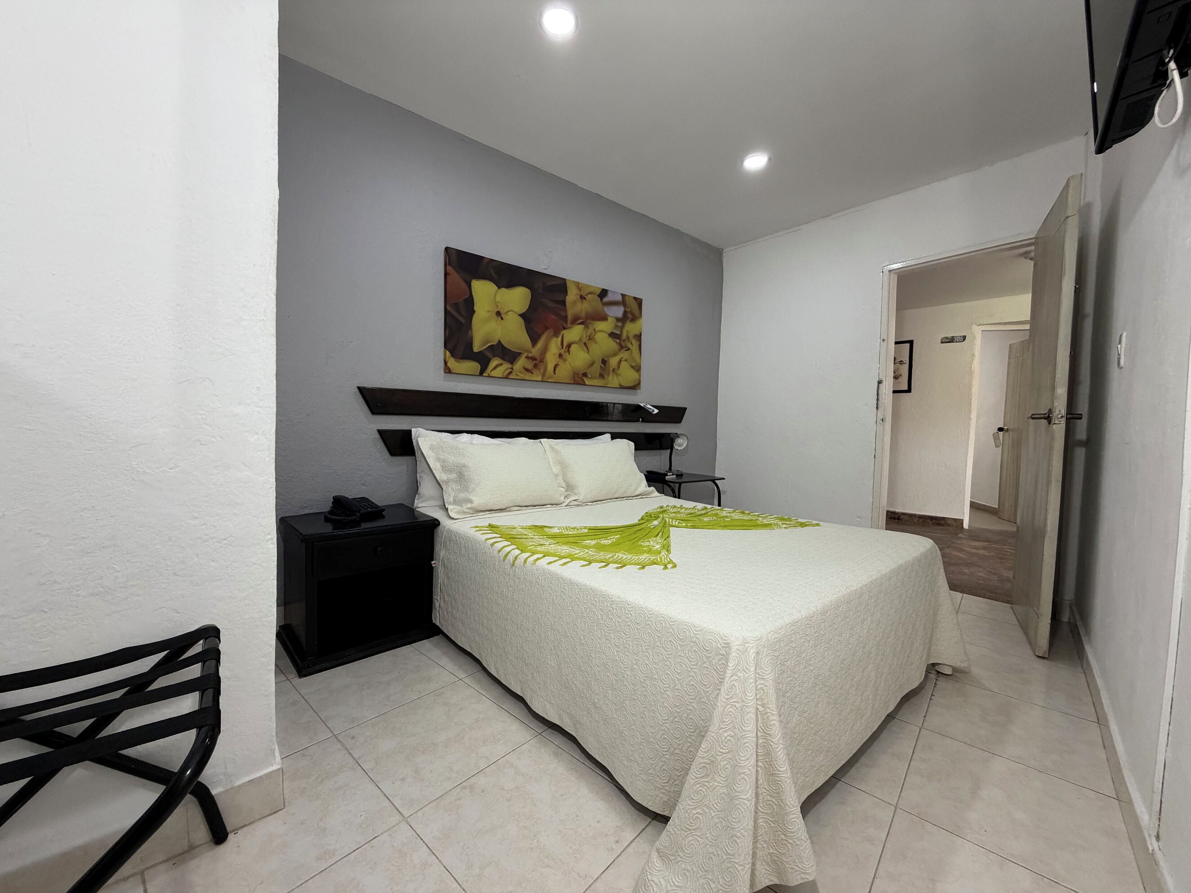 标准双人房 | 客房内保险箱、遮光窗帘、免费 WiFi、床单