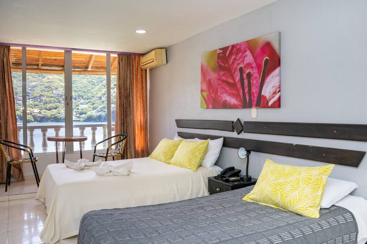 Cofres nos quartos, cortinas blackout, Wi-Fi de cortesia, roupa de cama