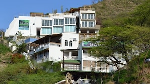 Ein mehrstöckiges Hotel mit Balkonen und einem Schild mit der Aufschrift "BAHIA Hotel Welcome".