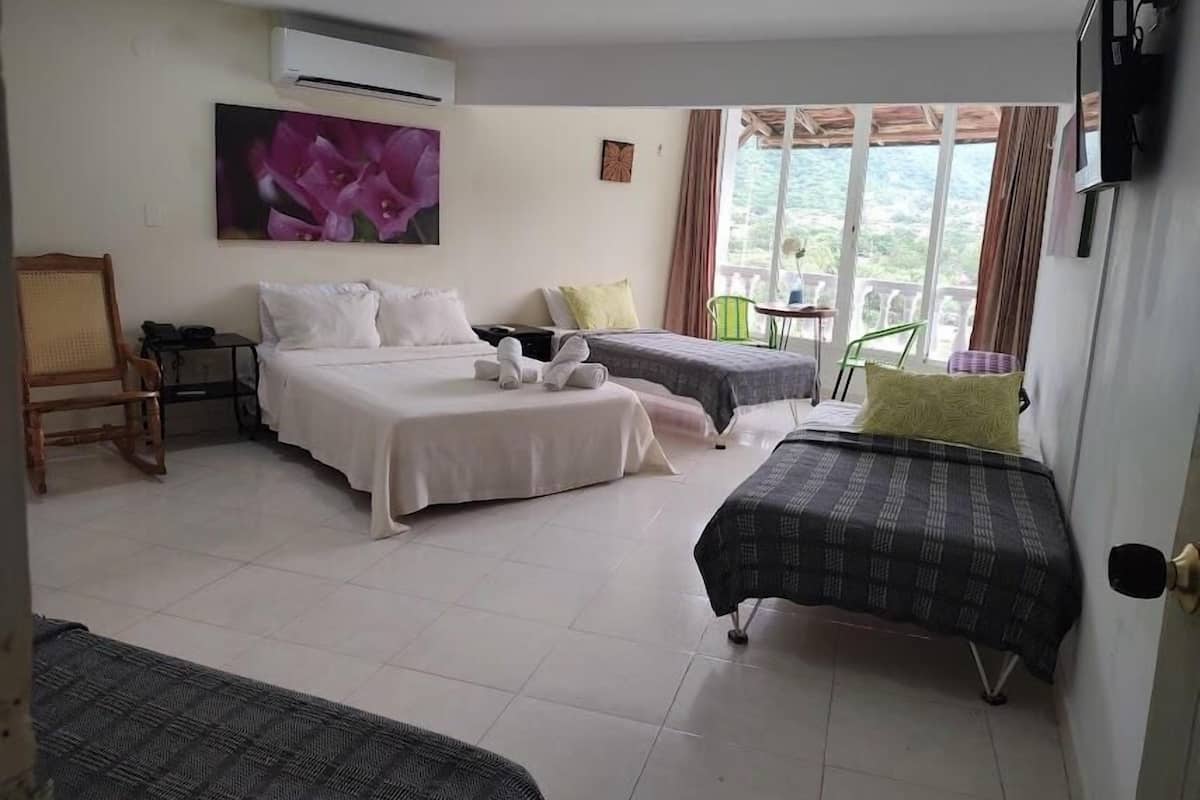 Tallelokero huoneessa, pimennysverhot, ilmainen Wi-Fi, vuodevaatteet