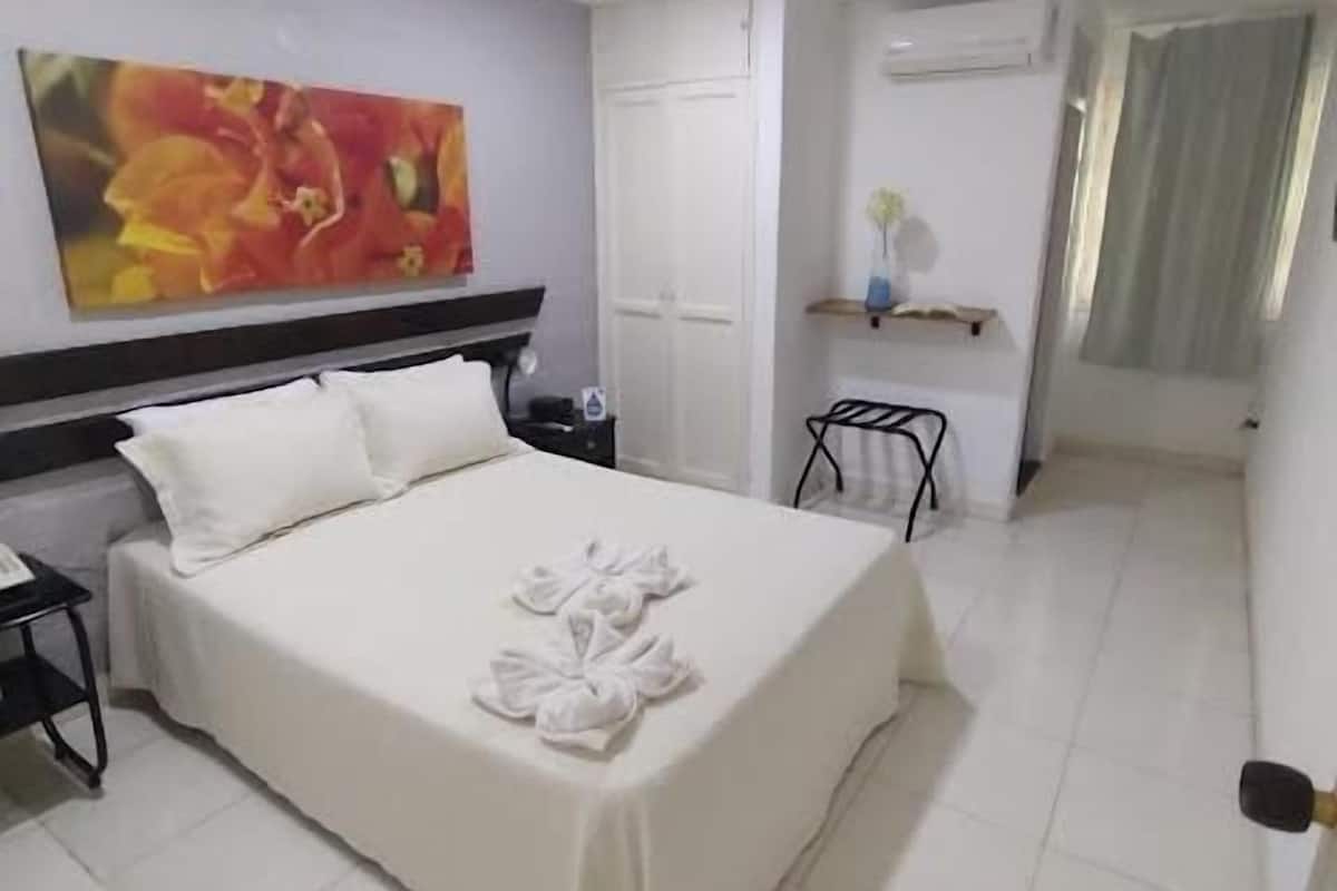 Tallelokero huoneessa, pimennysverhot, ilmainen Wi-Fi, vuodevaatteet