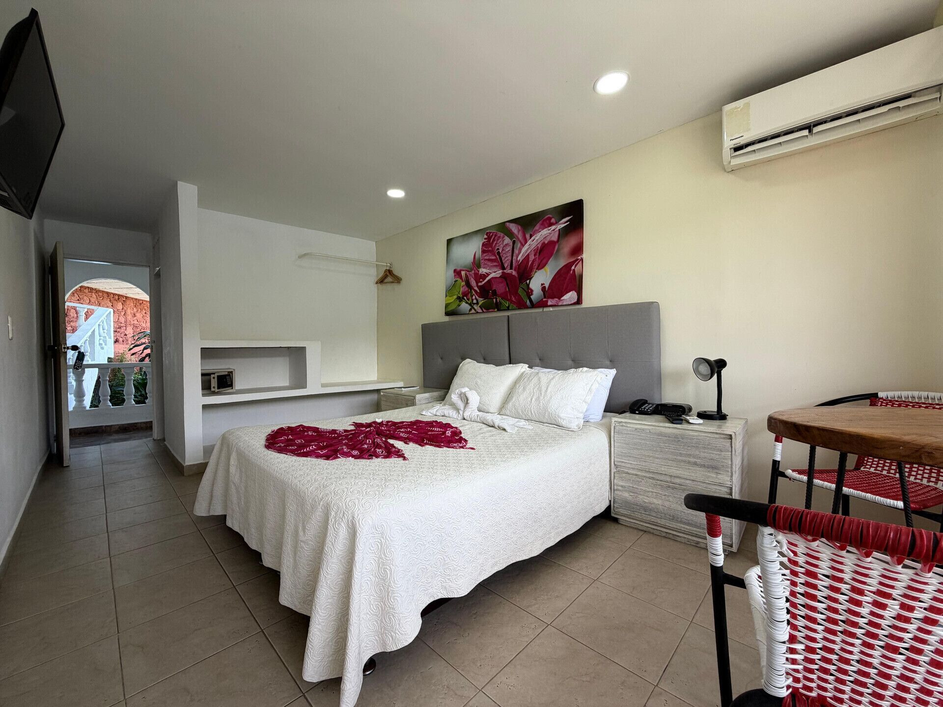 Cofres nos quartos, cortinas blackout, Wi-Fi de cortesia, roupa de cama