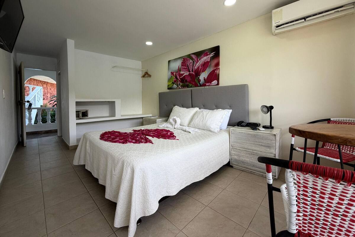 Cofres nos quartos, cortinas blackout, Wi-Fi de cortesia, roupa de cama