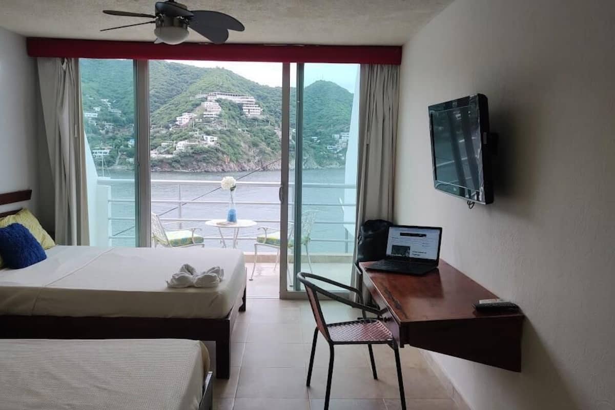 Tallelokero huoneessa, pimennysverhot, ilmainen Wi-Fi, vuodevaatteet