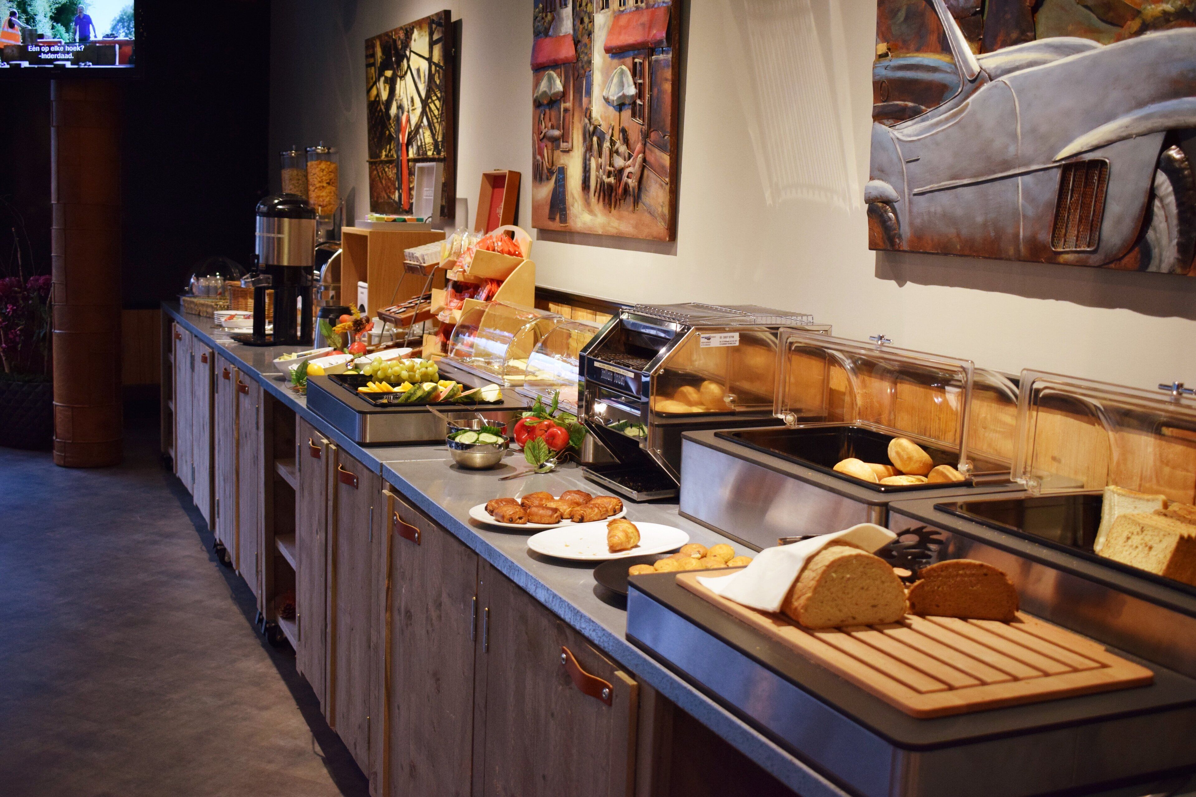 lunch and dinner served