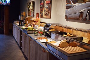 Der serveres frokost og aftensmad