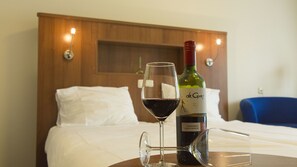 Caja de seguridad en la habitación y escritorio