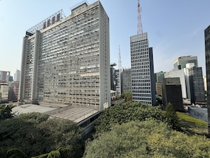 Un edificio alto con numerosi piani, ampie finestre e tetto piano.