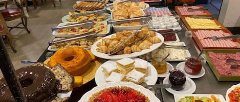 Petit déjeuner buffet servi tous les jours en supplément