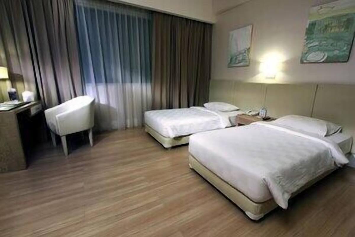 Minibar, caixa forta a l'habitació i escriptori 