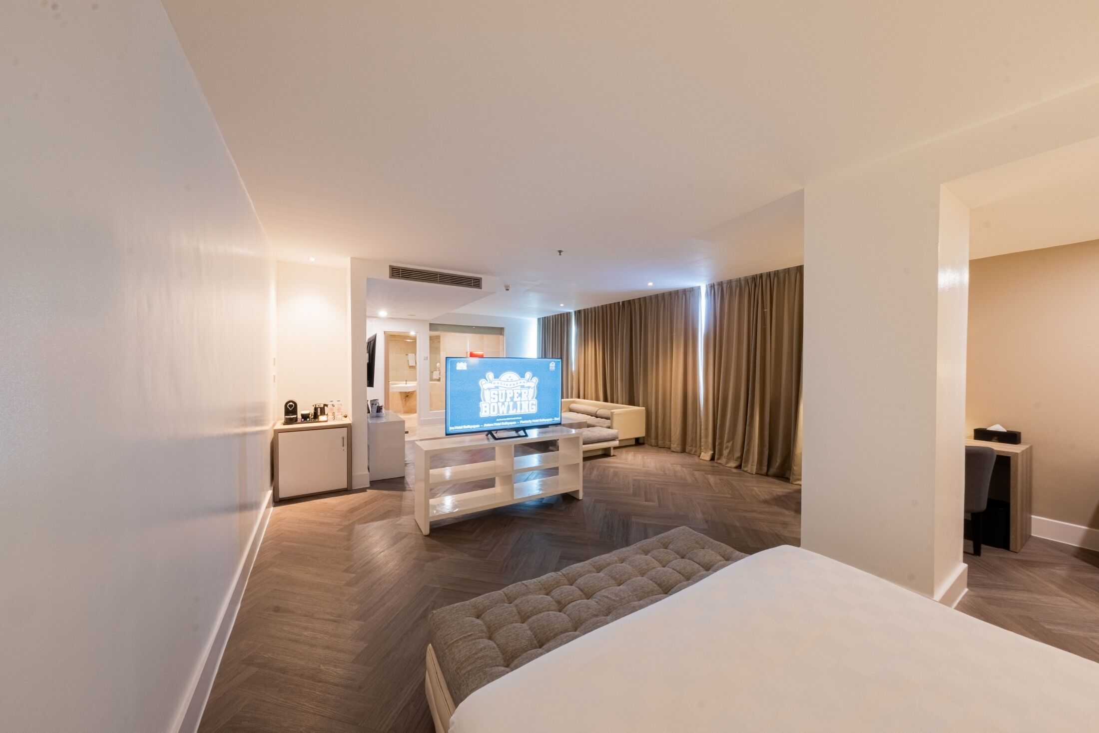 Junior Suite - Free 3pcs Laundry  | Minibar, in-room safe, desk, soundproofing
