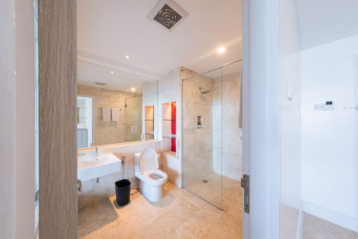 Shower, free toiletries, bathrobes, slippers