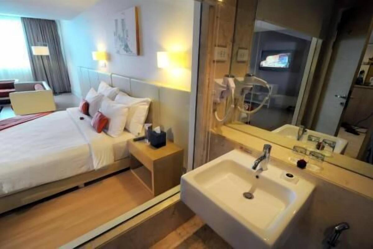 Minibar, caixa forta a l'habitació i escriptori 