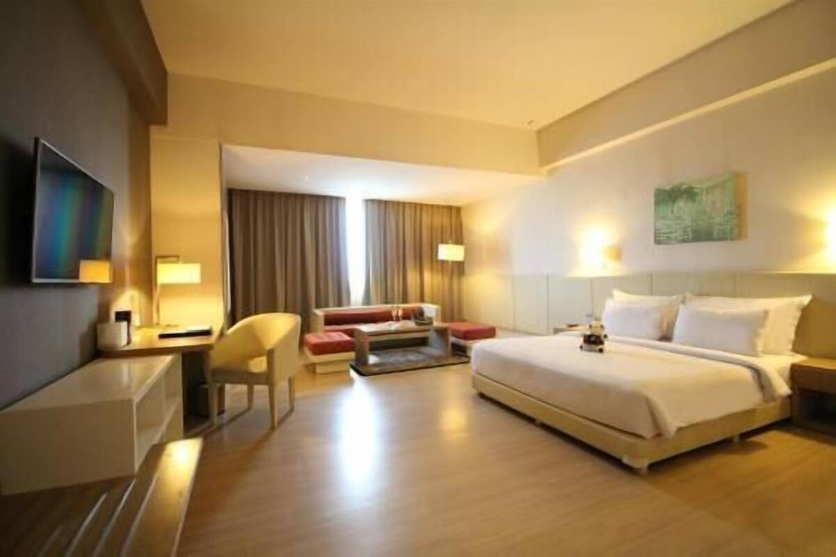 Minibar, caixa forta a l'habitació i escriptori 