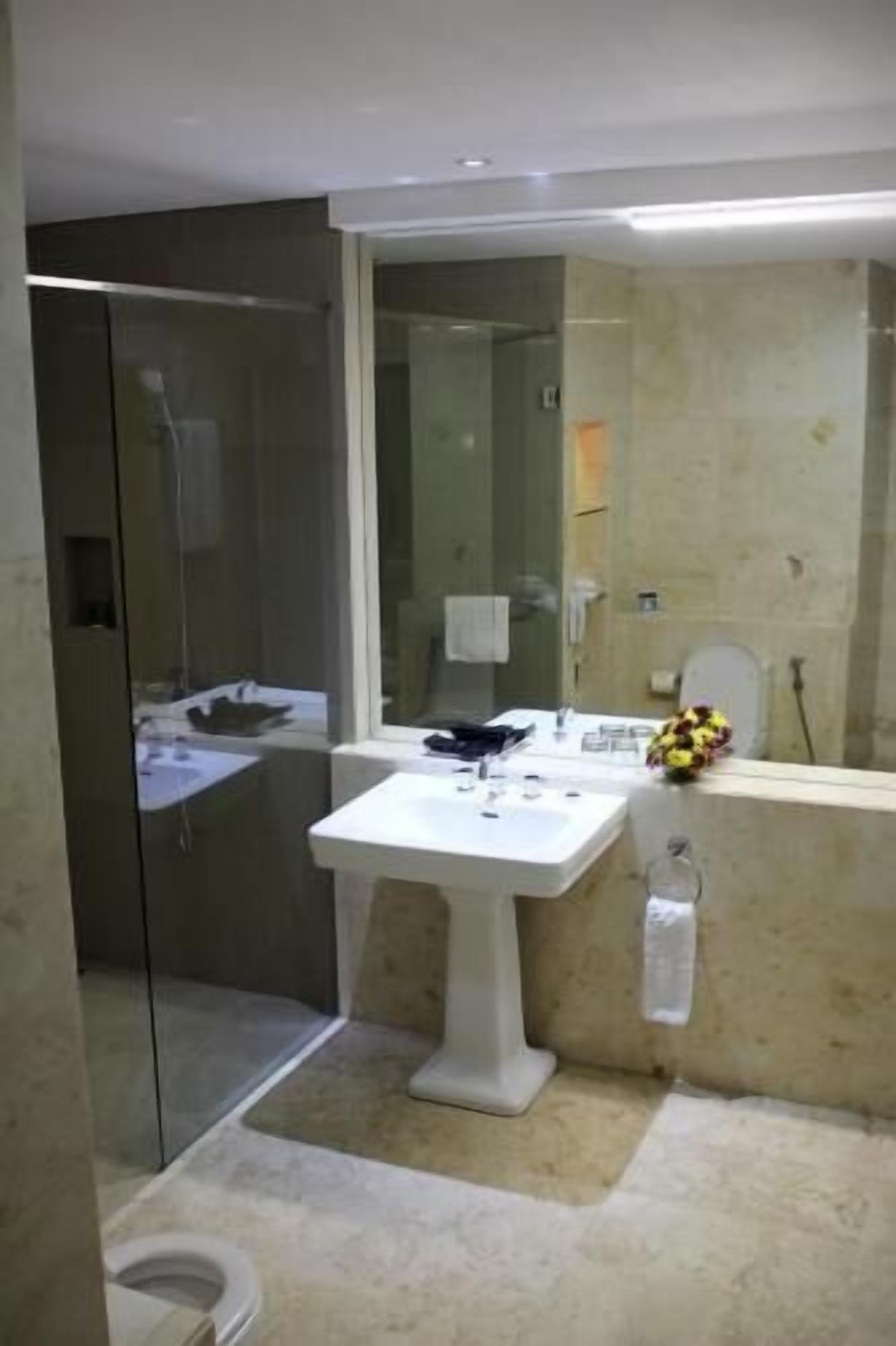 Baño | Regadera, amenidades de baño gratuitas, batas, pantuflas 