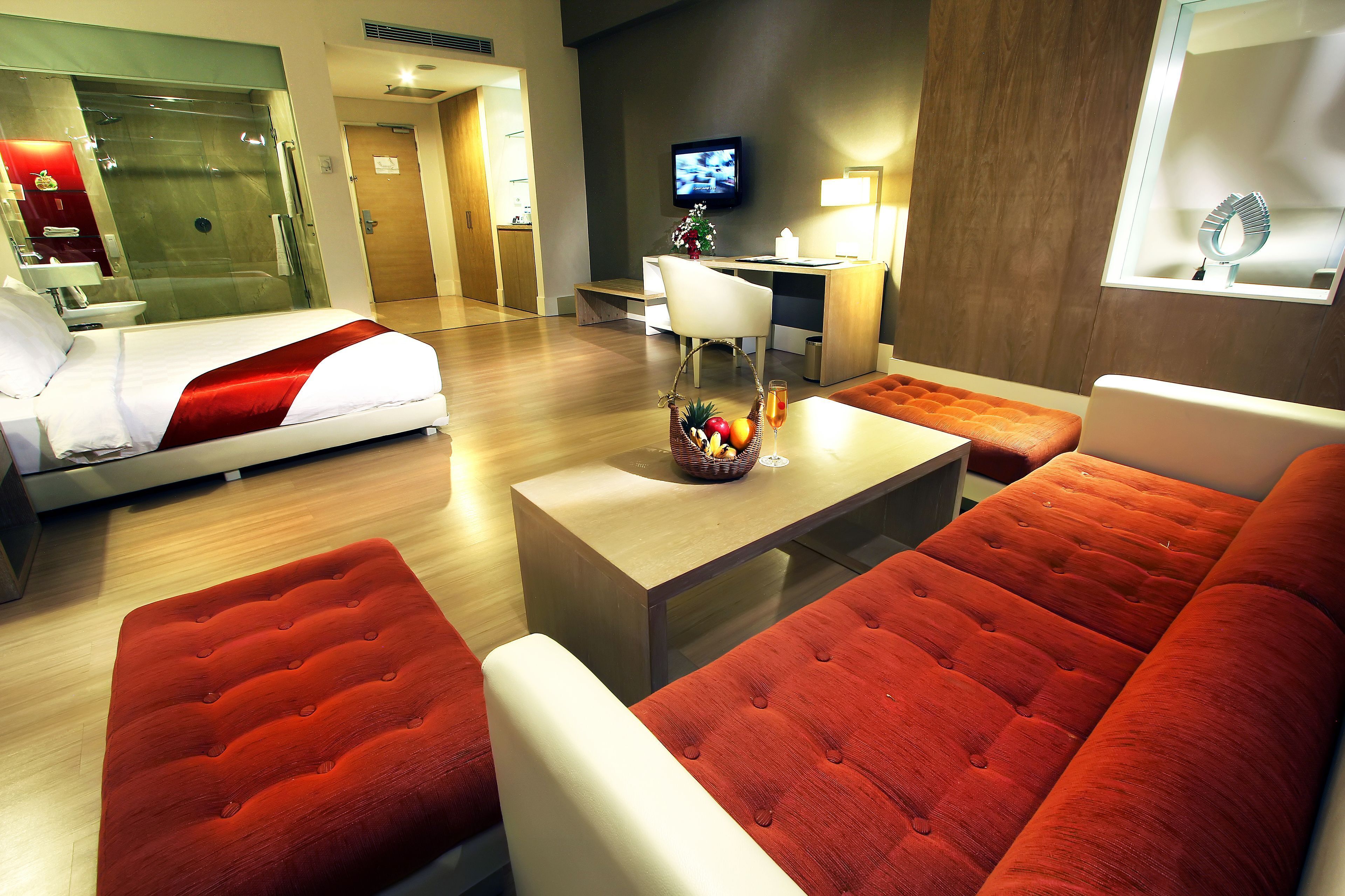 Minibar, caja de seguridad en la habitación y escritorio 