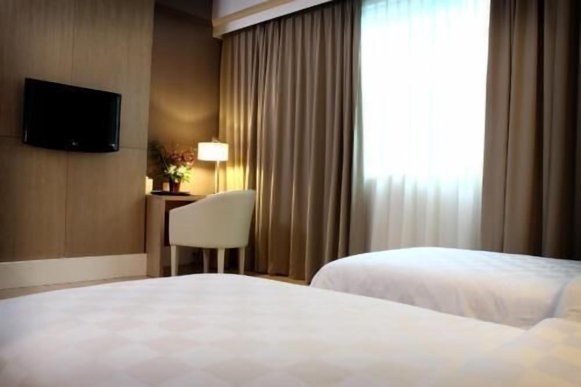 Minibar, caja de seguridad en la habitación y escritorio 