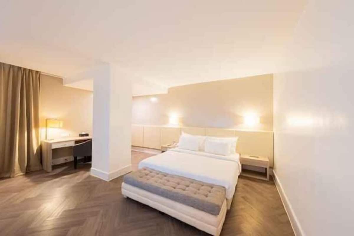 Minibar, safe på rommet, skrivebord og lydisolert