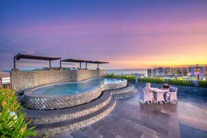 Una piscina al aire libre, tumbonas