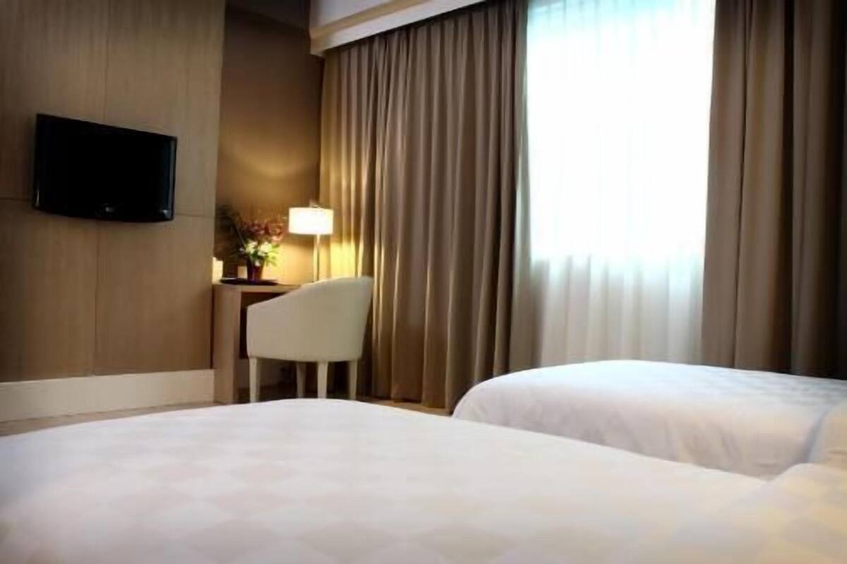 Minibar, caja de seguridad en la habitación y escritorio