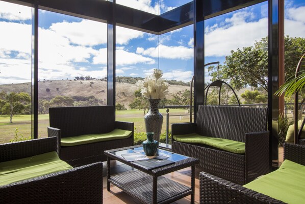 Vue sur le jardin, sert le déjeuner et le dîner