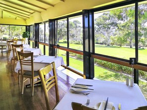Dîner servi sur place, spécialités Cuisine chinoise, vue sur le golf